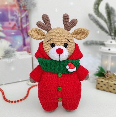 Amigurumi de reno con pijama roja